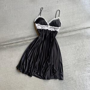 XOXO y2k early 2000’s black pleated lace trim satin dress | size M